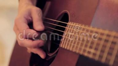 人的手触碰声吉他的弦由<strong>调解</strong>人。 快关门。
